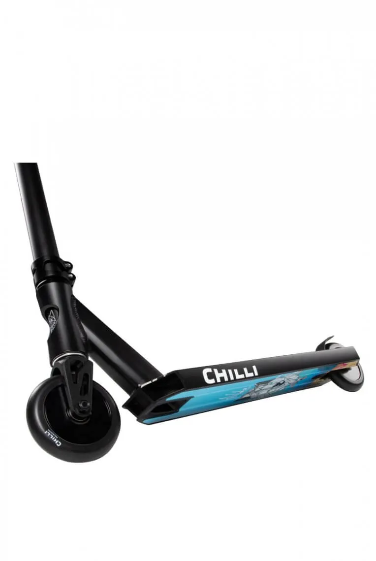 Schwarzer Chilli Pro Scooter, seitliche Ansicht. Das Deck hat blaue Akzente und Grafiken.