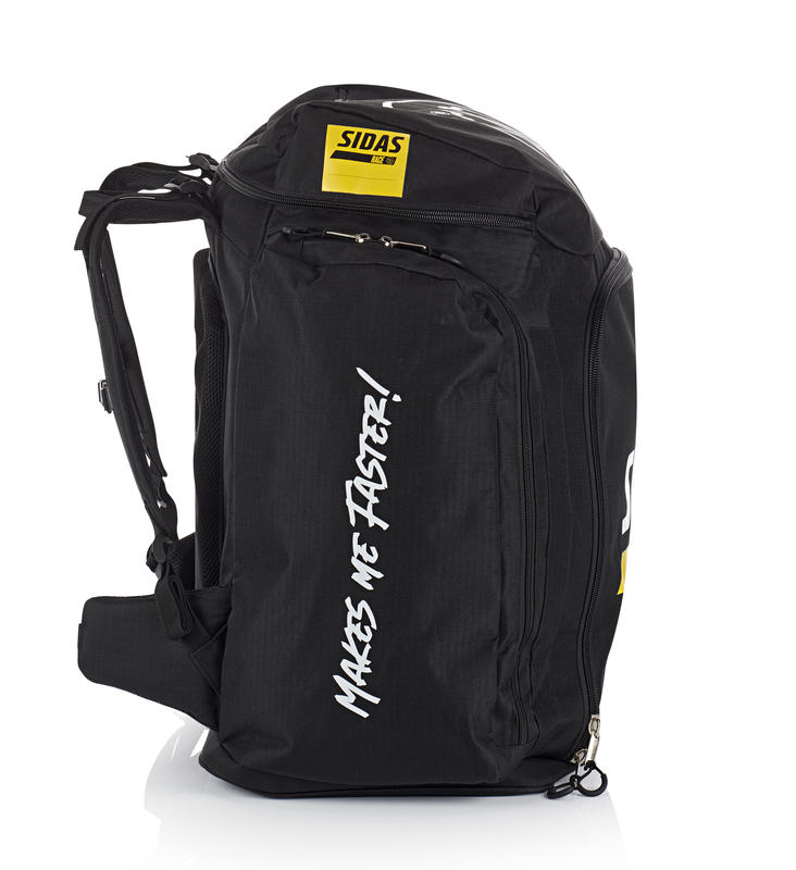 Schwarze Sidas Race Boot Bag, Seitenansicht. Aufdruck "MAKES ME FASTER!". Gelbes Sidas-Logo oben. Rucksackgurte sichtbar.