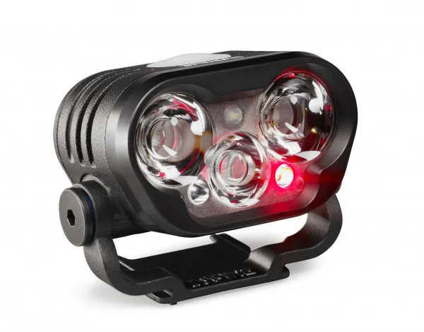 Nahaufnahme der Blika R4 Helmlampe mit drei Leuchtvarianten, eine davon rot leuchtend.