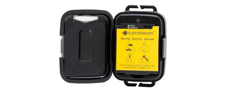 Geöffnetes Batteriepack der Suprabeam V3 pro r, gelbe Batterie mit Warnhinweisen.