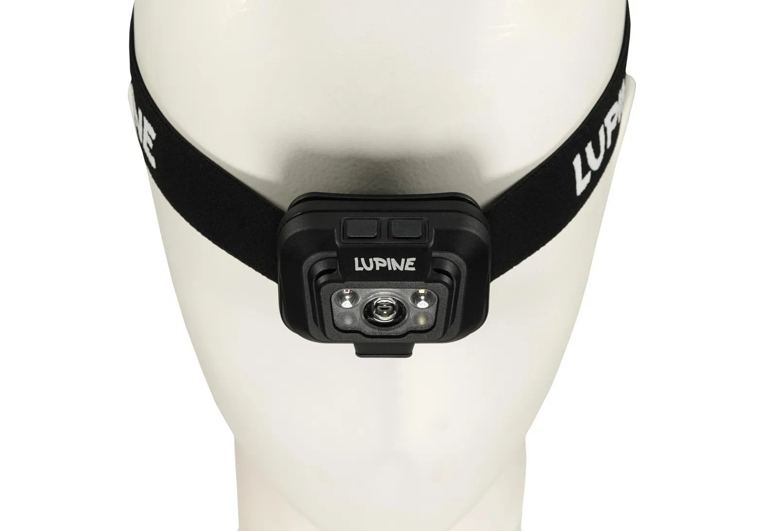 Nahaufnahme der Penta Stirnlampe auf einem weißen Kopf, mit schwarzem Stirnband und "Lupine" Schriftzug.