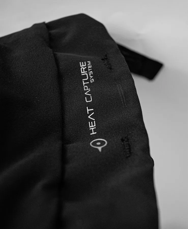 Detailansicht der Reusch Volcano Pro GTX Mitten mit Heat Capture System Logo.