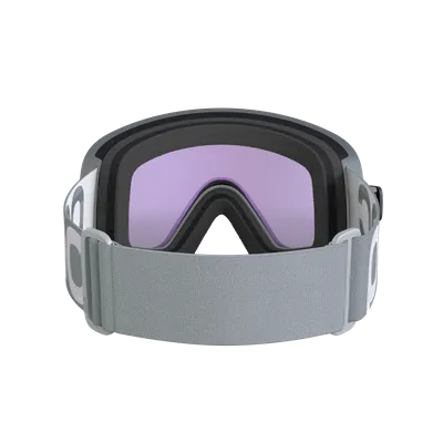 Draufsicht einer Skibrille mit lila Gläsern, grauem Rahmen und grauem Kopfband vor einem weißen Hintergrund.