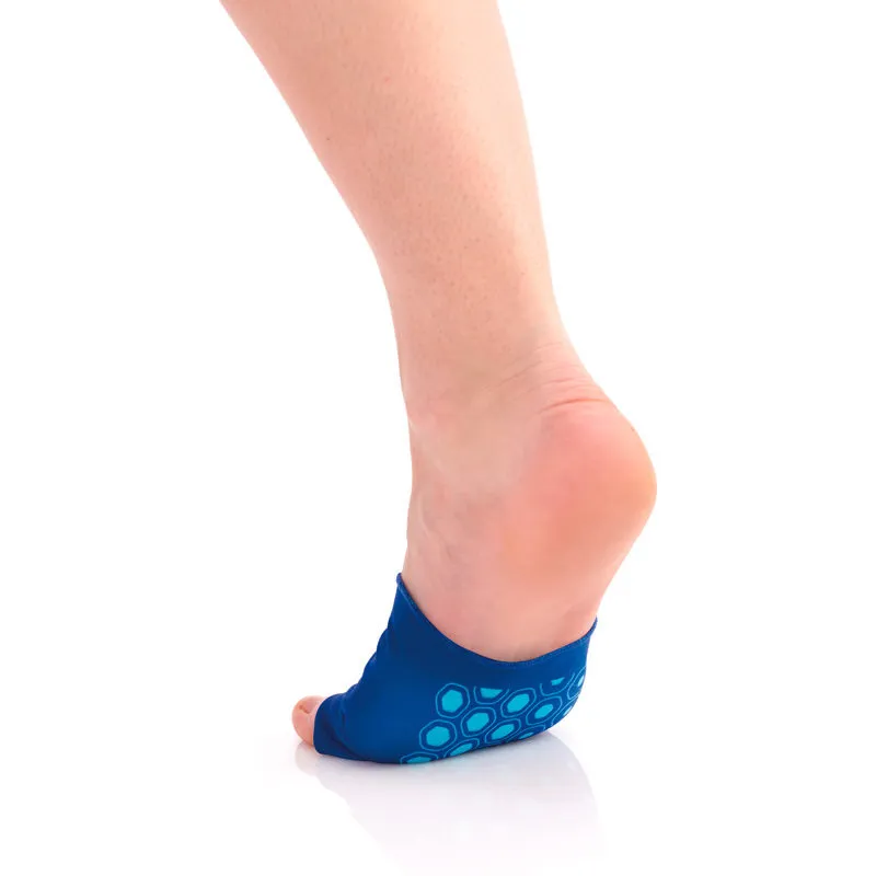Ein Fuß mit einem blauen Plantar Protector, der mit einem hellblauen Sechseck-Muster versehen ist.