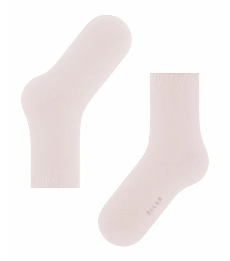 Zwei hellrosa Damen Socken; ein Paar Falke Cotton Touch Socken, flachliegend.