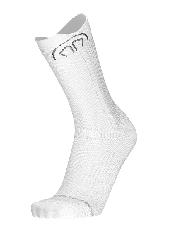 Eine weiße Socke, die aufrecht steht, mit einem kleinen, dunklen Logo oben am Schaft. Sie hat eine feine Rippstruktur.