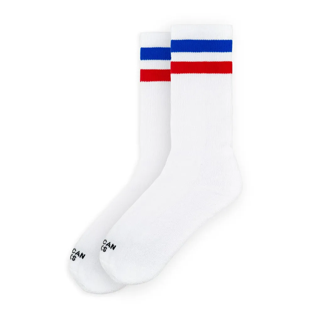 Weiße Mid High Socken mit roten und blauen Streifen am Bund.