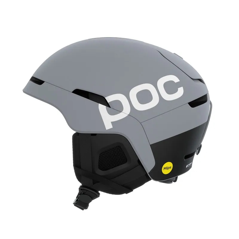 Grauer Skihelm der Marke POC, mit weißem Schriftzug und schwarzem Ohrenschutz, seitliche Ansicht.