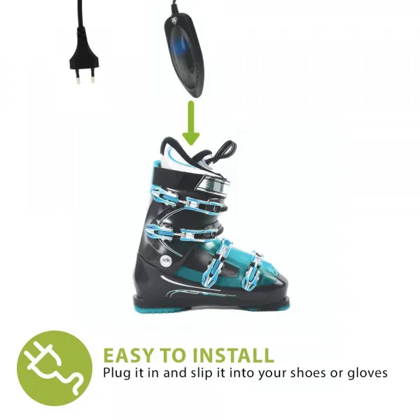 UV Schuhtrockner wird in einen Skischuh eingeführt, grüner Pfeil zeigt die Richtung.