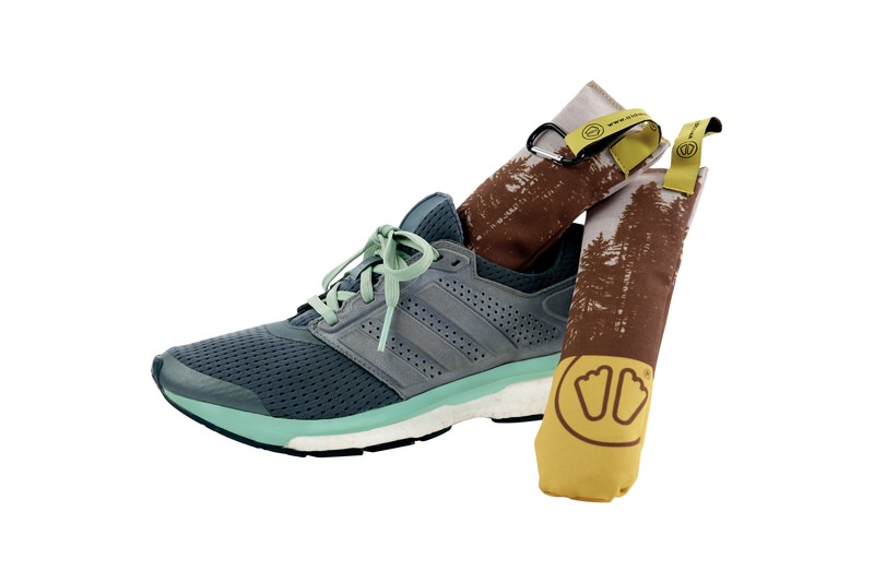 Grauer Laufschuh mit Tasche Grauer Laufschuh mit Sidas Cedar Wood Dryer Bag, mit Baum Muster, im Schuh.