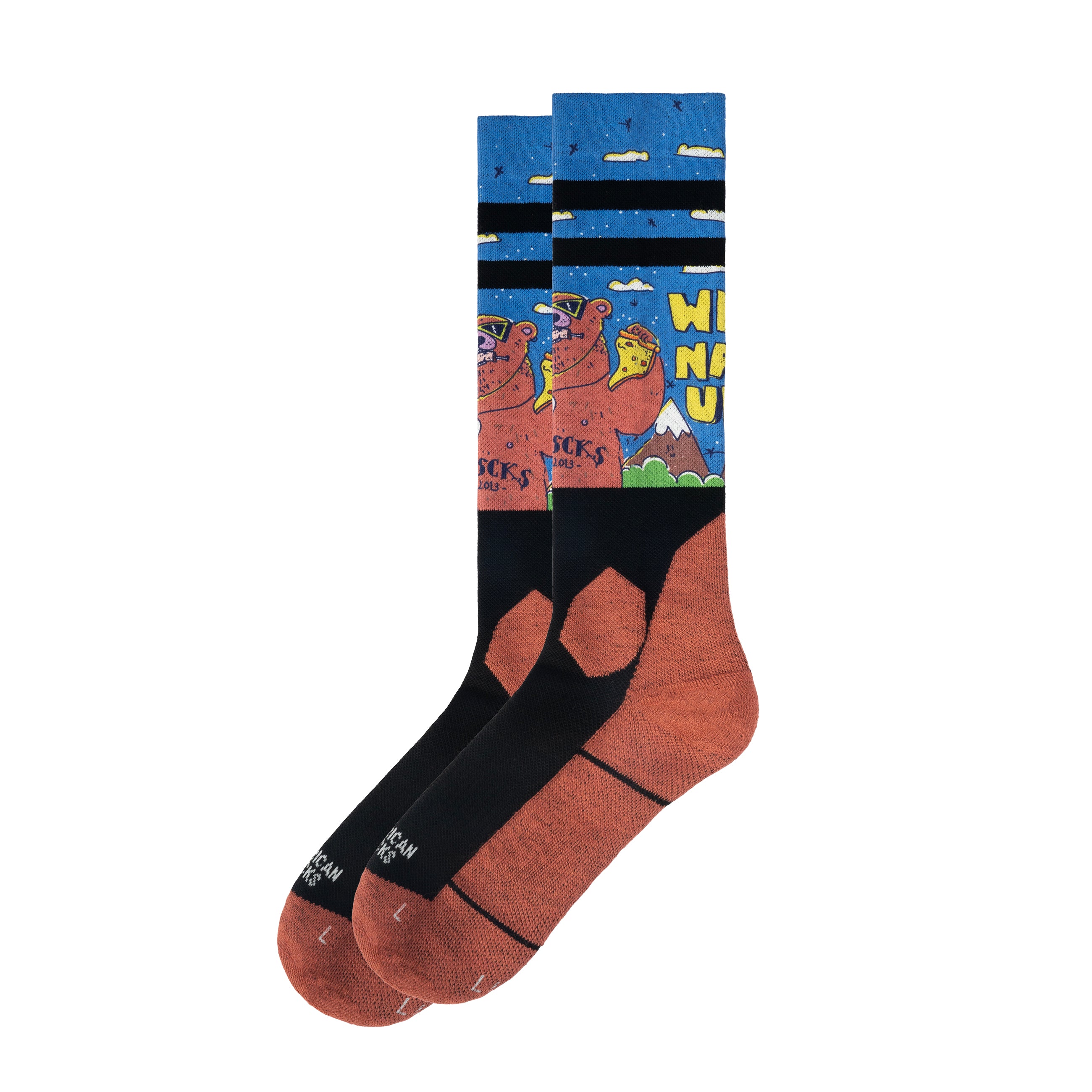 Zwei knielange Snow Socks mit Bären, Pizza und Bergen auf blauem Sternenhimmel Hintergrund.