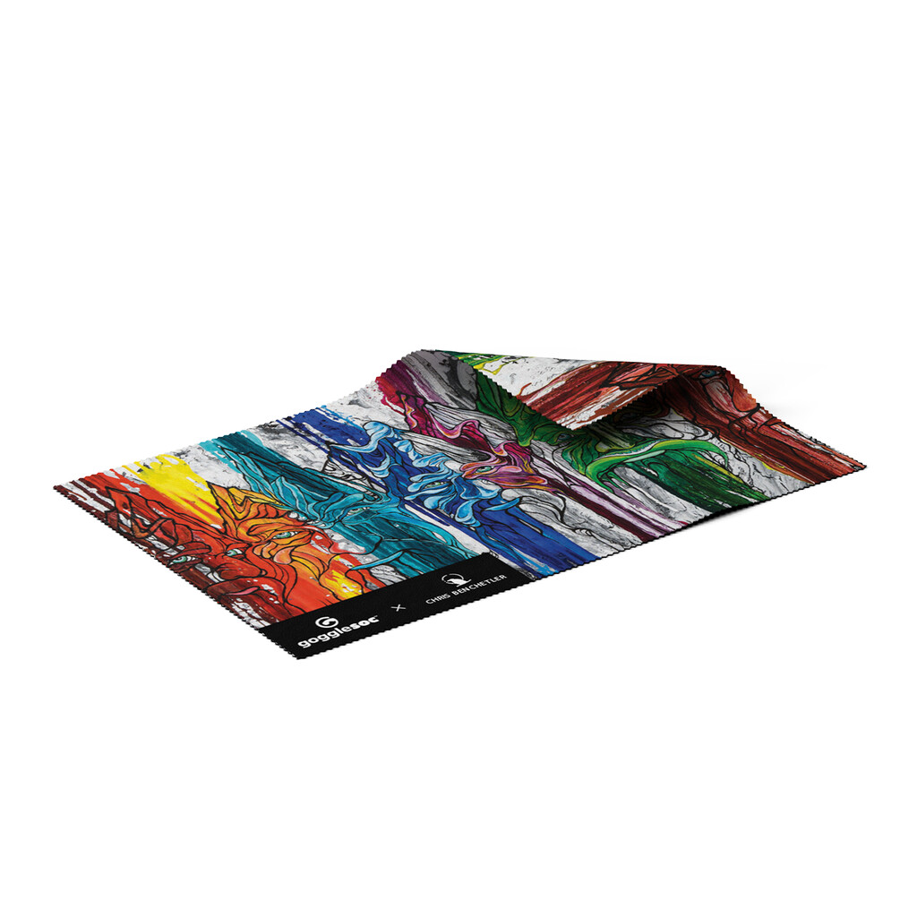 Mehrfarbiges Brillenputztuch mit abstraktem Design in Regenbogenfarben und Logo auf schwarzem Hintergrund.
