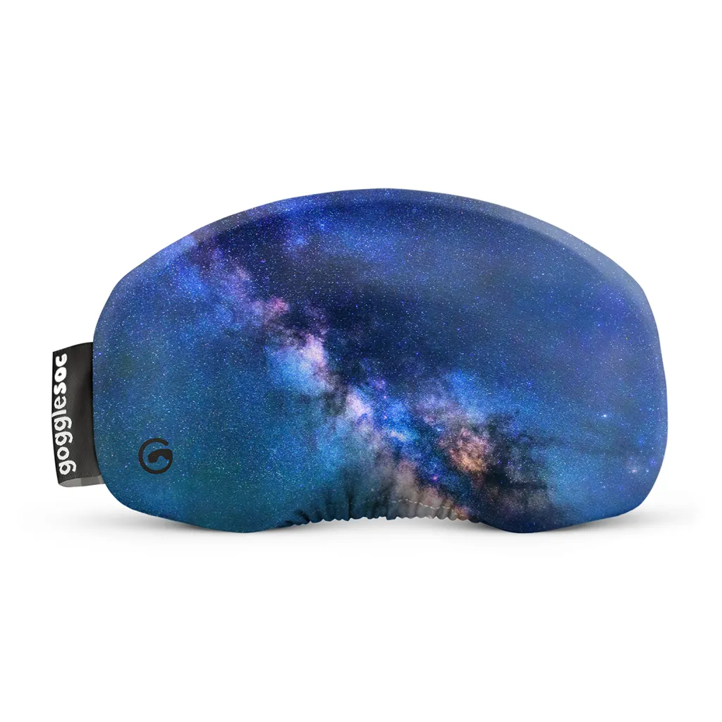 Nebula Gogglesoc: Schutzhülle für Skibrille mit blauem Galaxien-Muster und 'gogglesoc' Logo an der Seite.