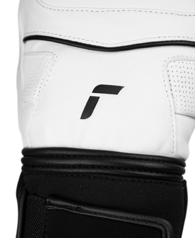 Reusch World Champ Mitten Detailansicht eines Reusch World Champ Mitten mit weißem Leder, schwarzem Logo und Akzenten. Fokus liegt auf dem Handrücken.