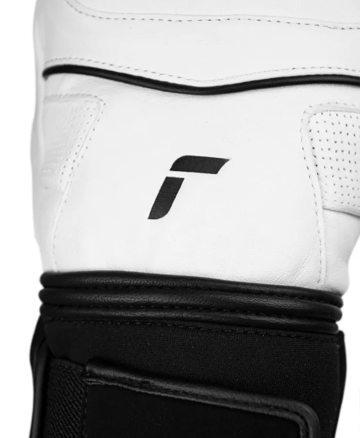 Detailansicht eines Reusch World Champ Mitten mit weißem Leder, schwarzem Logo und Akzenten. Fokus liegt auf dem Handrücken.