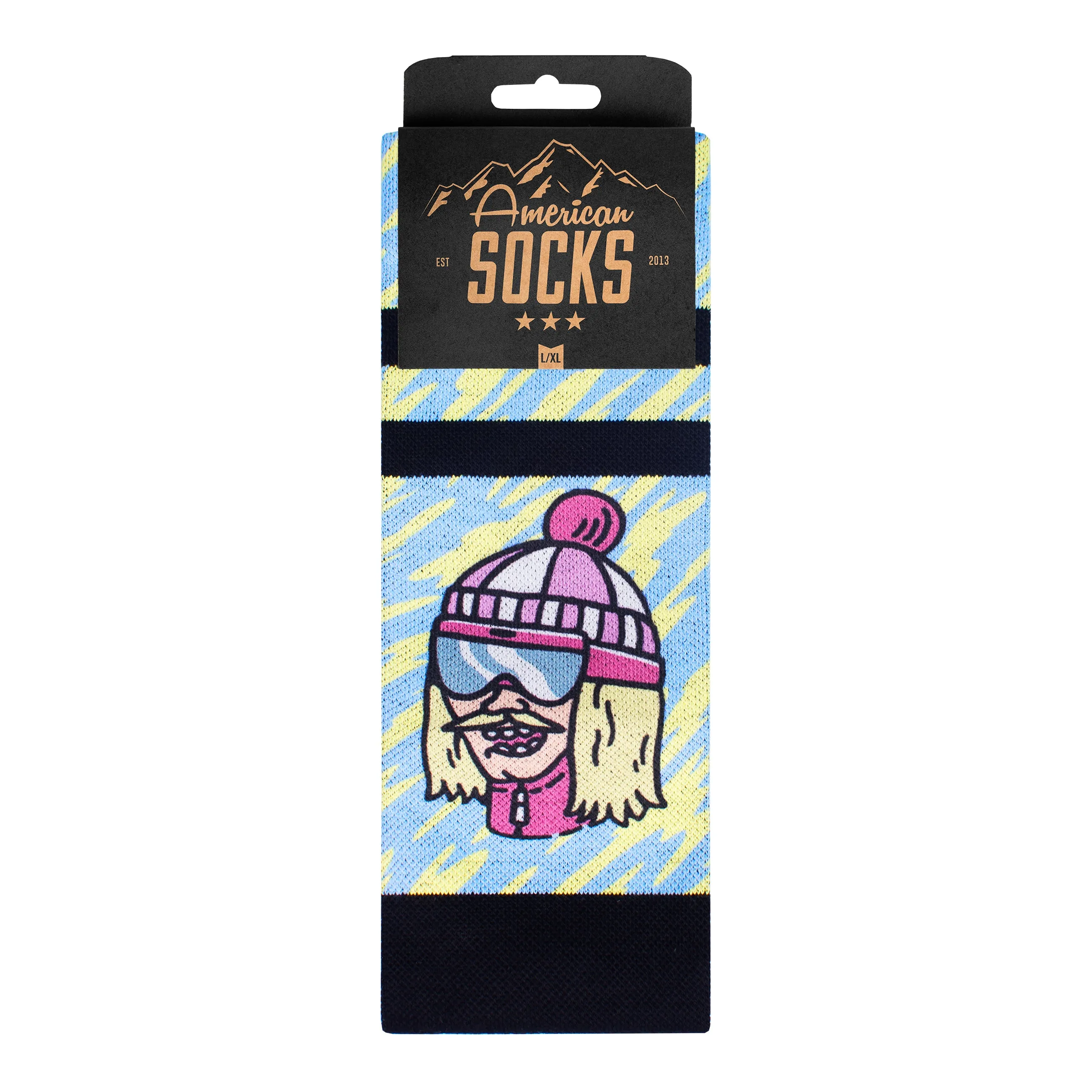 Verpackte Snow Socks mit Comicfigur im Ski-Look auf blau-gelben Hintergrund.