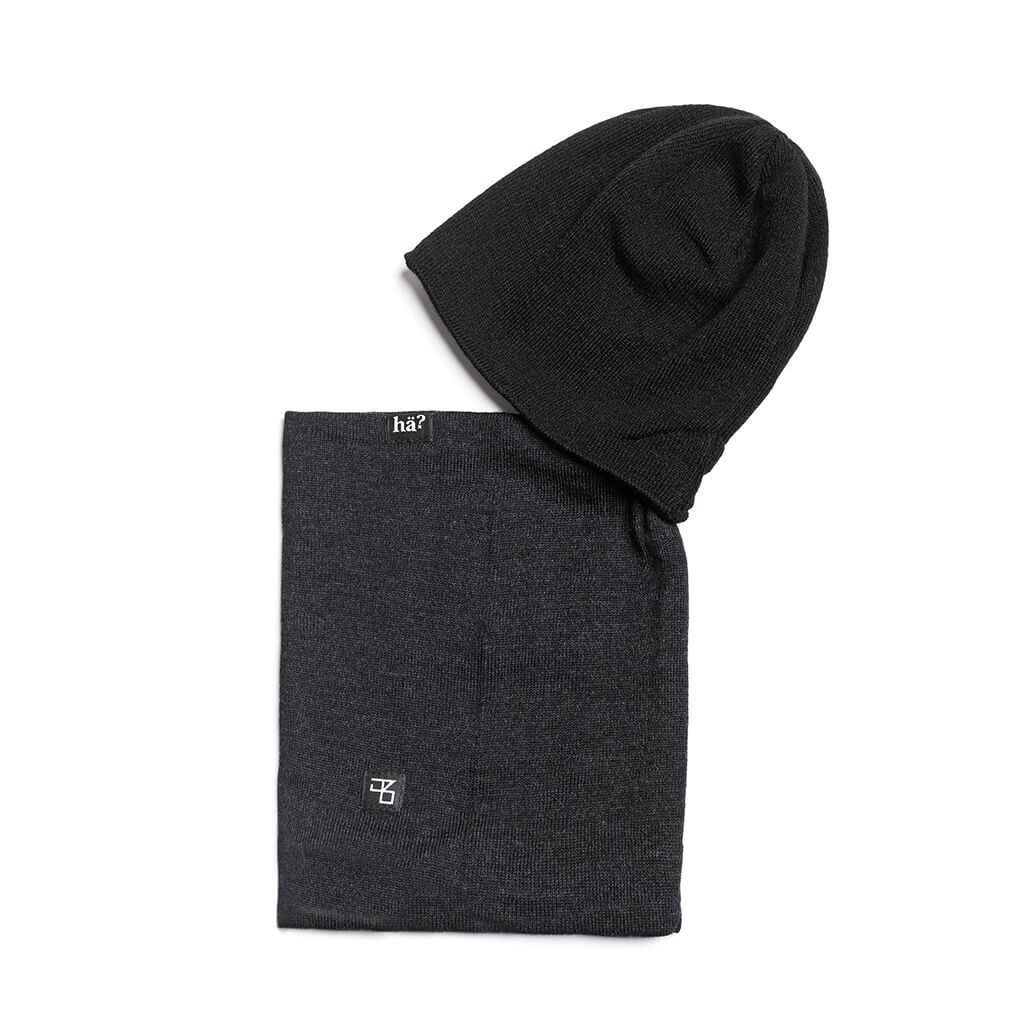 Beanie und Neckwarmer Set Schwarzes Beanie und Neckwarmer Set, seitlich platziert auf weißem Hintergrund.