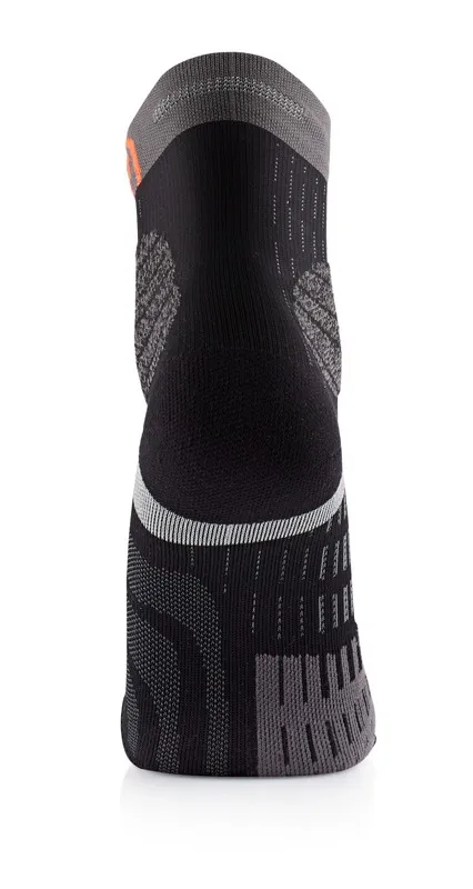 Eine graue und schwarze Socke, von hinten gesehen, mit verschiedenen Strickmustern.