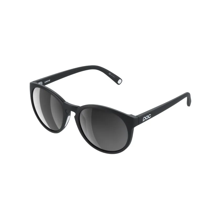 Schwarze POC Know Sonnenbrille mit runden Gläsern und weißem Logo, schräg von vorne links.