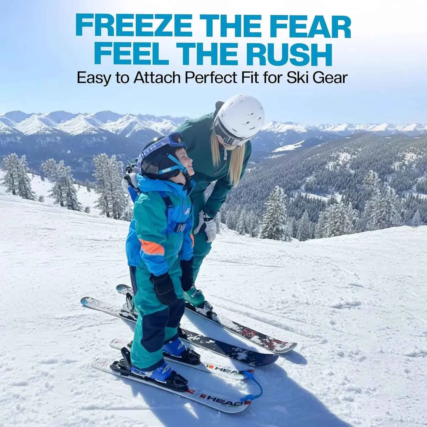 Eine Frau in Skiausrüstung beugt sich zu einem Kind auf Skiern, während es auf einer verschneiten Piste Skifahren lernt. Die Skispitzen sind mit einem blauen Verbinder gekoppelt. Im Hintergrund Berge, Tannen und blauer Himmel.