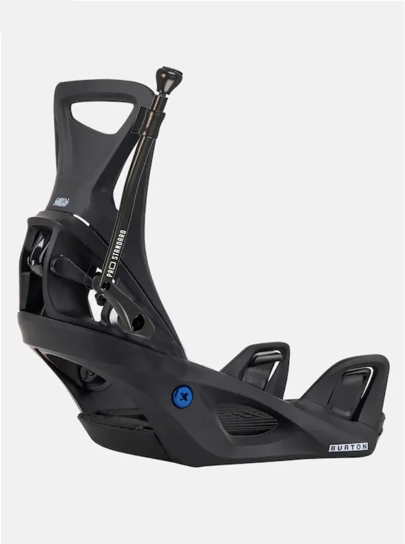 Eine einzelne schwarze Snowboardbindung in leichter Seitenansicht vor neutralem Hintergrund. Mit hohem Rücken, gepolsterten Straps und verstellbaren Schnallen. Blauer Befestigungsmechanismus sichtbar, "BURTON" Logo vorn auf der Baseplate.