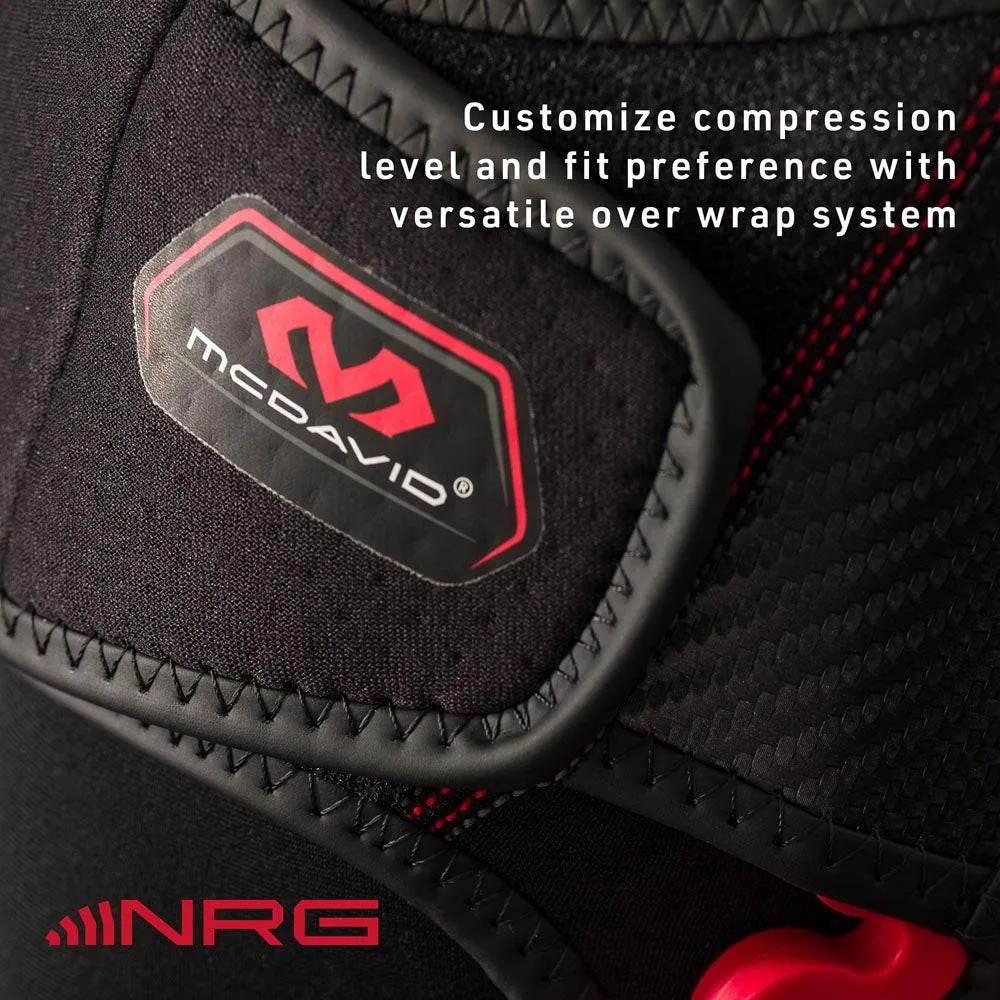 Detail der McDavid NRG Knee Over Wrap 30590, Over-Wrap Design mit Logo. Einstellbare Kompression für Halt und Komfort.