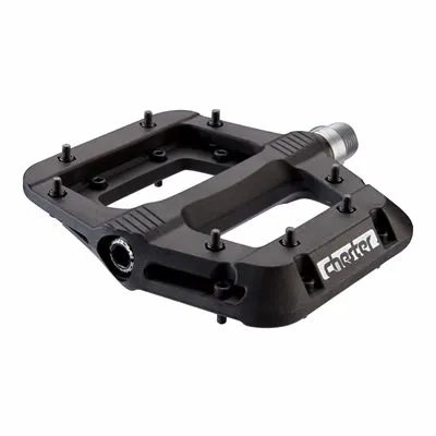 Schwarzes Chester Pedal mit Schraubstiften, seitlicher Logoaufdruck und sichtbarer Achse.