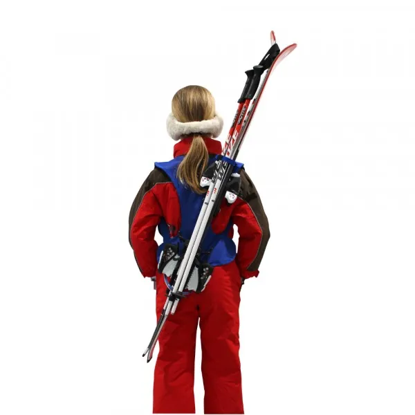 Kind mit Skiern und Skistock auf dem Rücken, getragen mit blauem Skiback-Tragesystem.