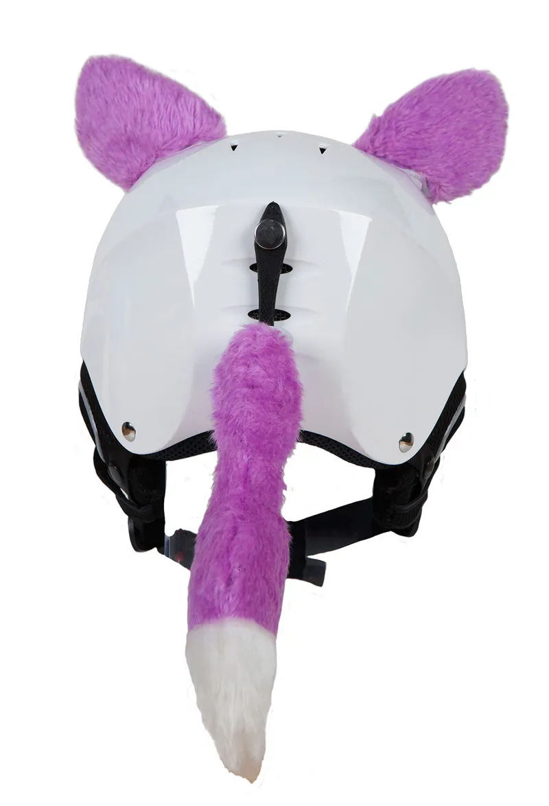 Weisser Helm mit lila, plüschigen Katzenohren und Schwanz, von hinten gesehen.