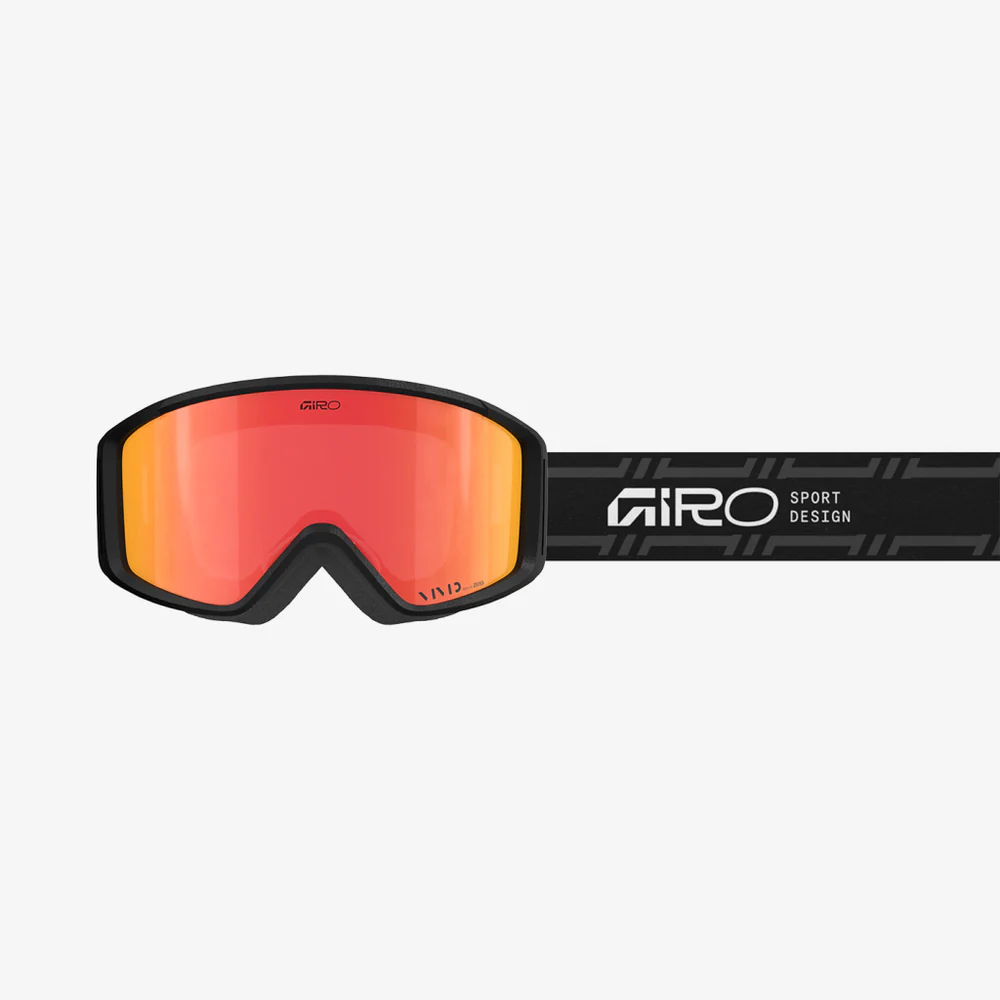 Schwarze Giro-Skibrille mit roter Linse und Logo auf dem schwarz-grau gestreiften Brillenband vor weißem Hintergrund.