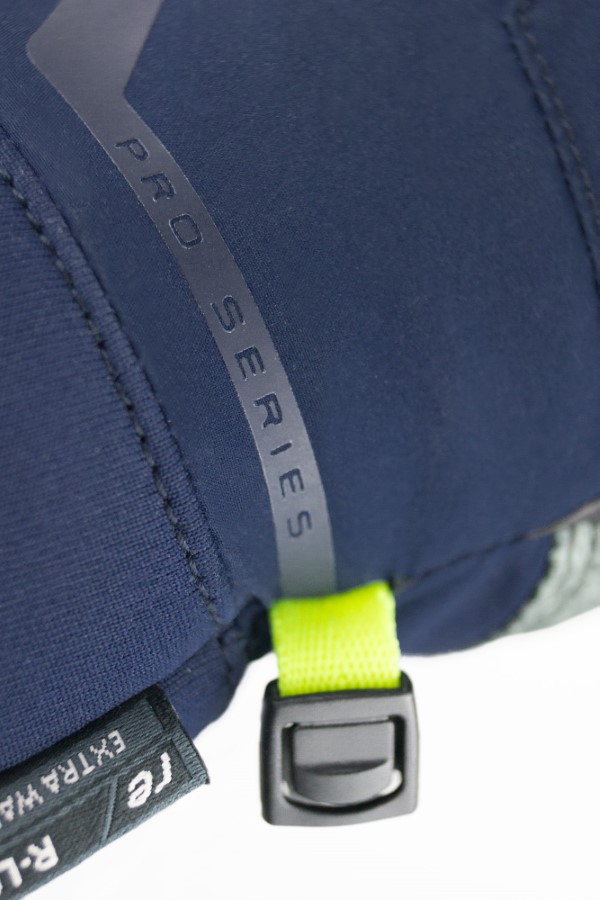 Reusch Marco Odermatt Handschuhe Detailaufnahme eines Reusch Marco Odermatt WC Handschuhs mit "PRO SERIES"-Aufdruck und Neon-Gurt.