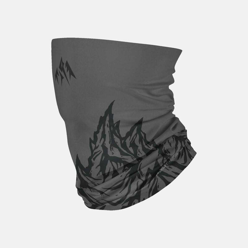 Grauer Neckwarmer mit Berg-Motiv. Dunkle Bergspitzen-Zeichnung unten, kleines Logo oben.