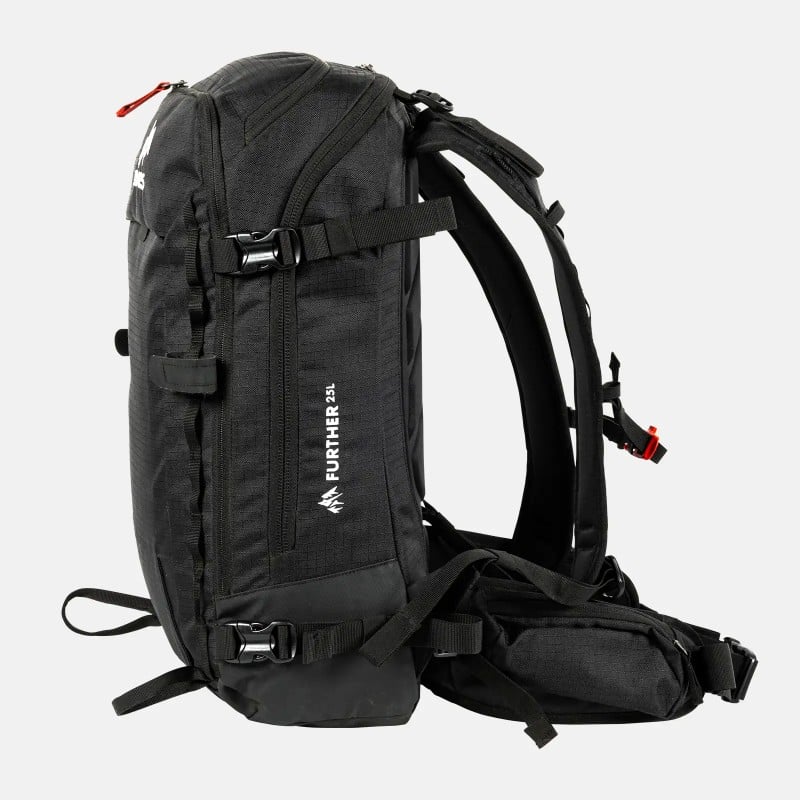 Schwarzer Jones Further 25L Rucksack, Seitenansicht mit Trägern und Schnallen, Outdoor Ausrüstung.