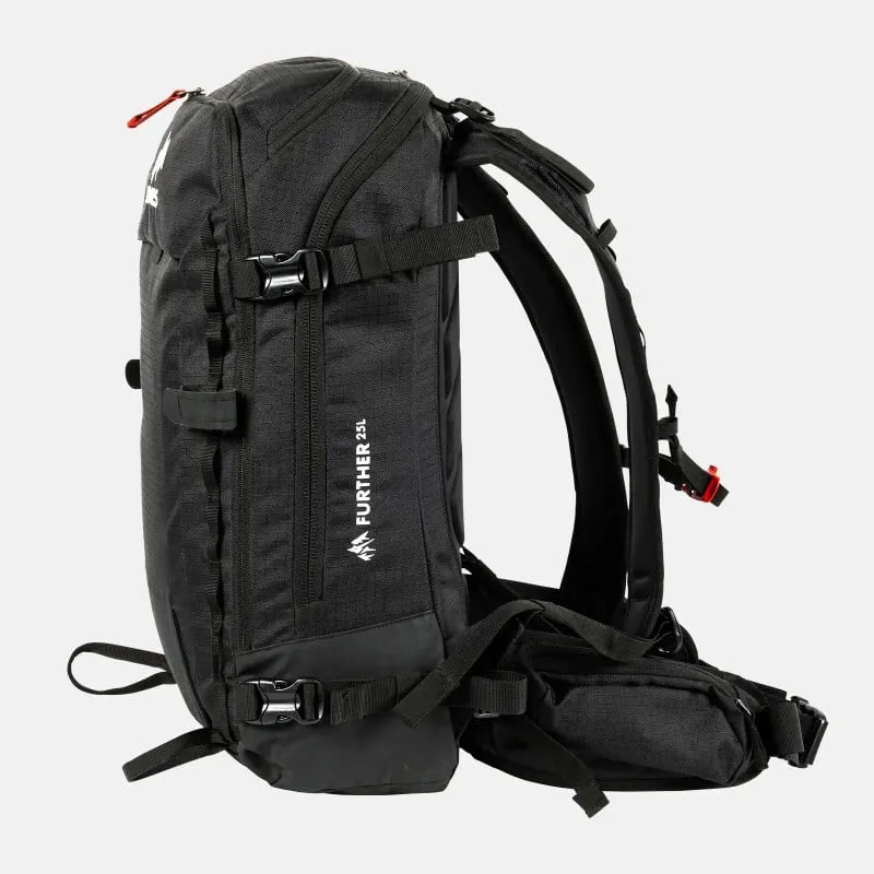 Schwarzer Jones Further 25L Rucksack, Seitenansicht mit Trägern und Schnallen, Outdoor Ausrüstung.