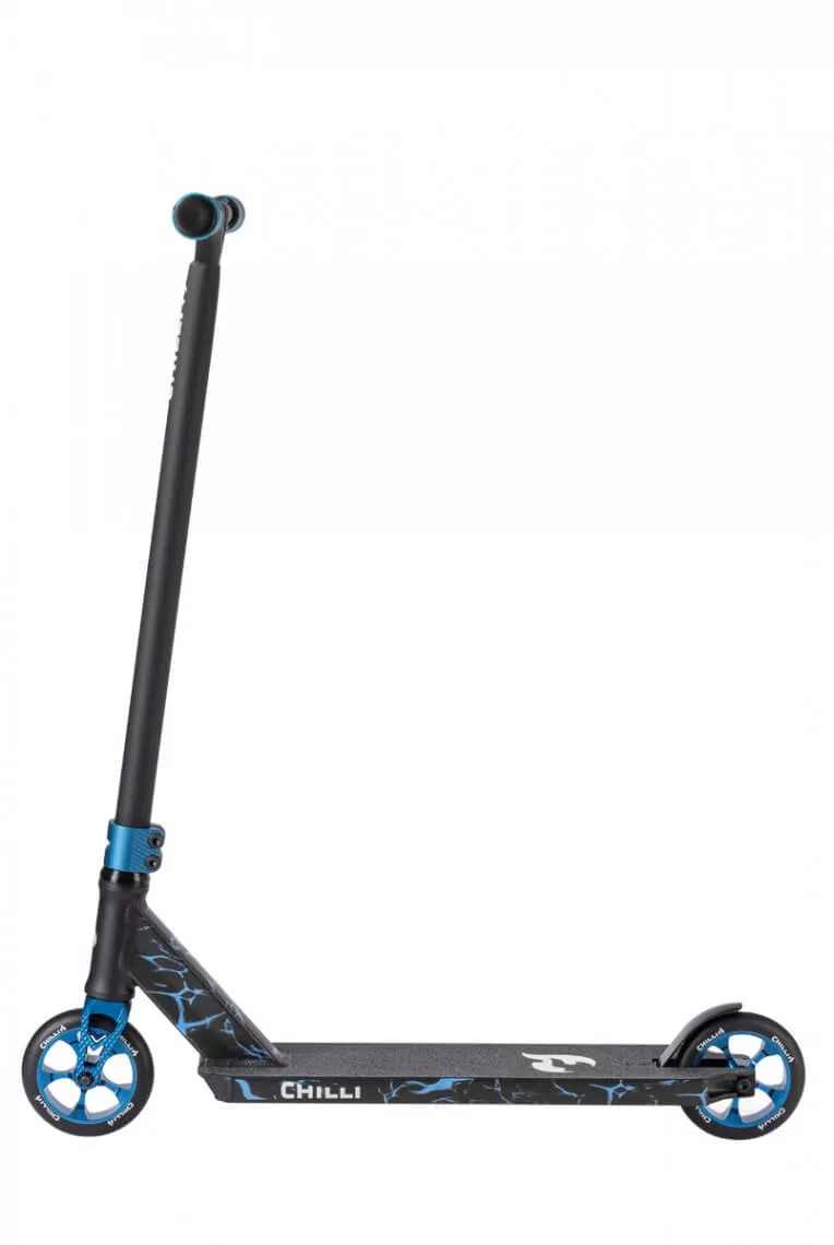Schwarzer Chilli Pro Scooter Reaper Reloaded mit blauen Akzenten und Rädern, seitliche Ansicht.