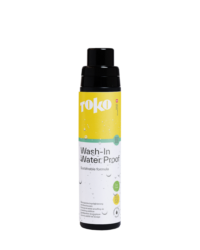 Eine Flasche TOKO Wash-In Water Proof, nachhaltige Formel, mit gelbem Etikett und schwarzem Verschluss auf weißem Hintergrund.