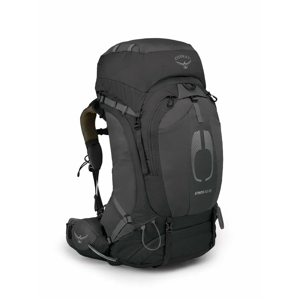 Dunkelgrauer Osprey Atmos AG 65 Trekkingrucksack vor weißem Hintergrund, schräg von vorne. Großes Hauptfach, Deckeltasche, Kompressionsriemen, Netz-Schultergurt und seitliche Netztasche, Osprey-Logo.