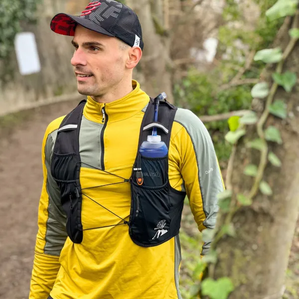 Läufer mit Hydrabag Elite 8L Trinkweste, seitliche Ansicht. Die Weste hat Taschen und zwei Trinkflaschen.
