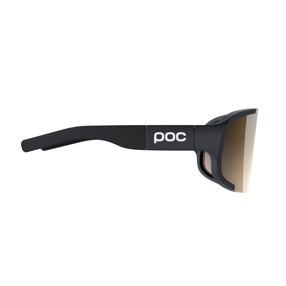 Seitliche Ansicht der POC Aspire Mid Sonnenbrille, Uranium Black Rahmen, VioletGold Mirror Linse.