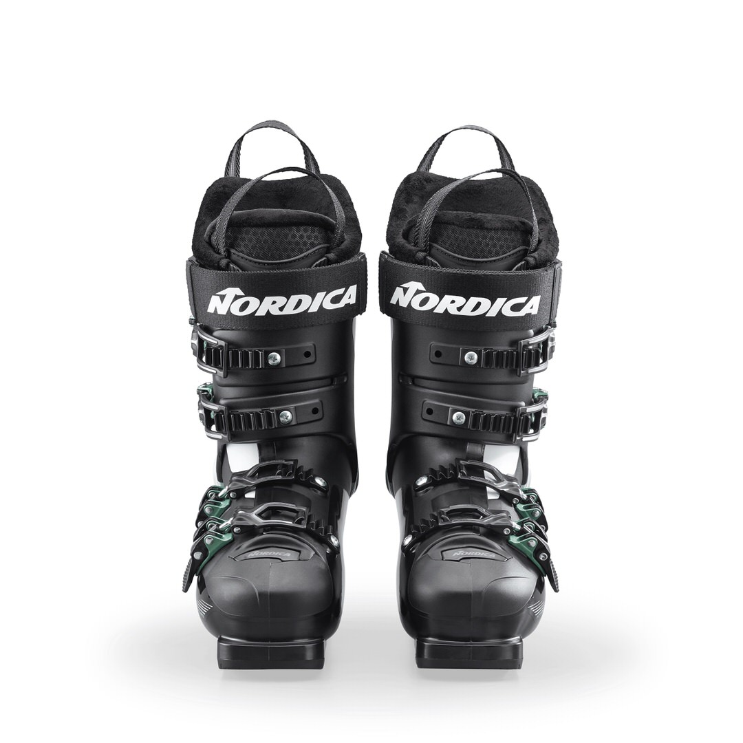 Frontale Ansicht von schwarzen Nordica Pro Machine 115 Damen Skischuhen mit Schnallen und Innenschuh.