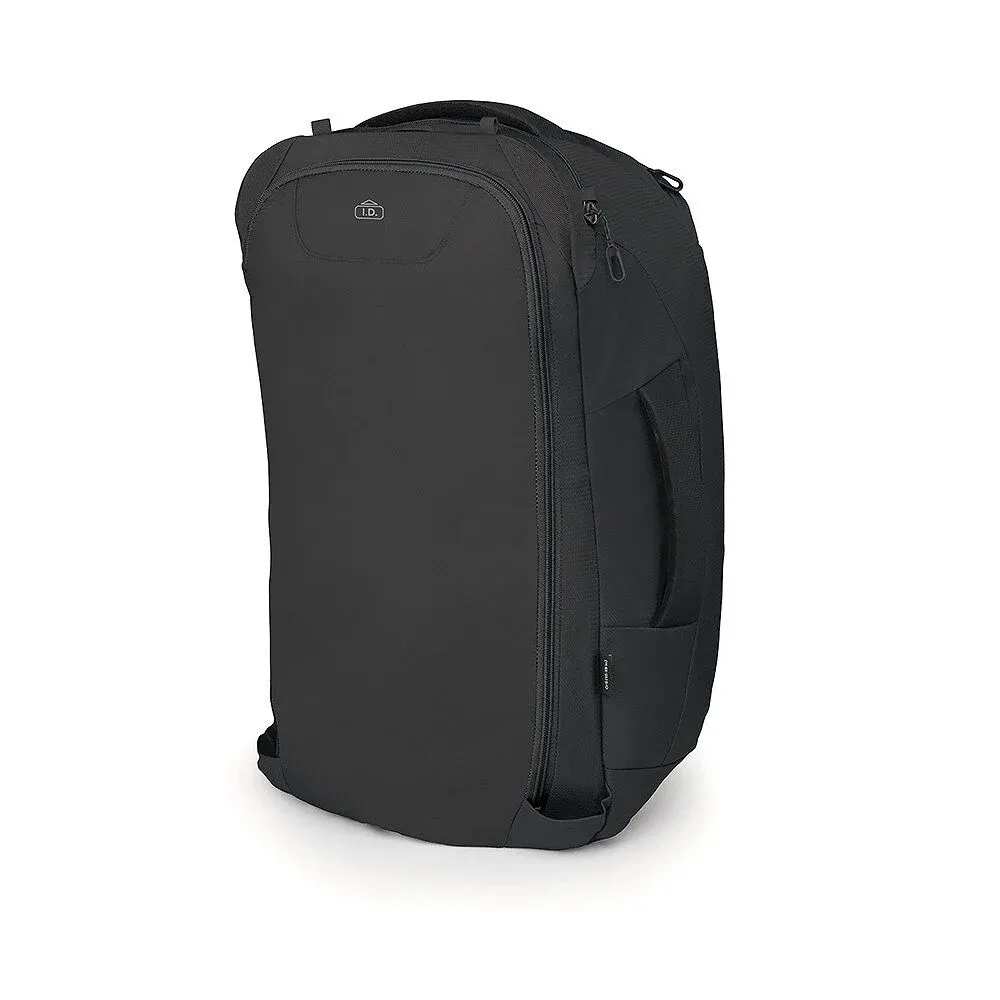 Schwarzer Osprey Fairview 40 Reiserucksack stehend, schräg von vorne sichtbar. Glatte Oberfläche mit grossem Frontreissverschluss und seitlichem Tragegriff. Schlankes Design als Handgepäck, viel Stauraum.