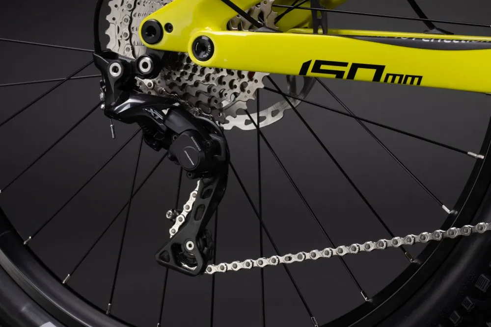Nahaufnahme des gelben Muret 2 E-Mountainbikes mit 150 mm Federweg, Shimano XT Antrieb und Kette.