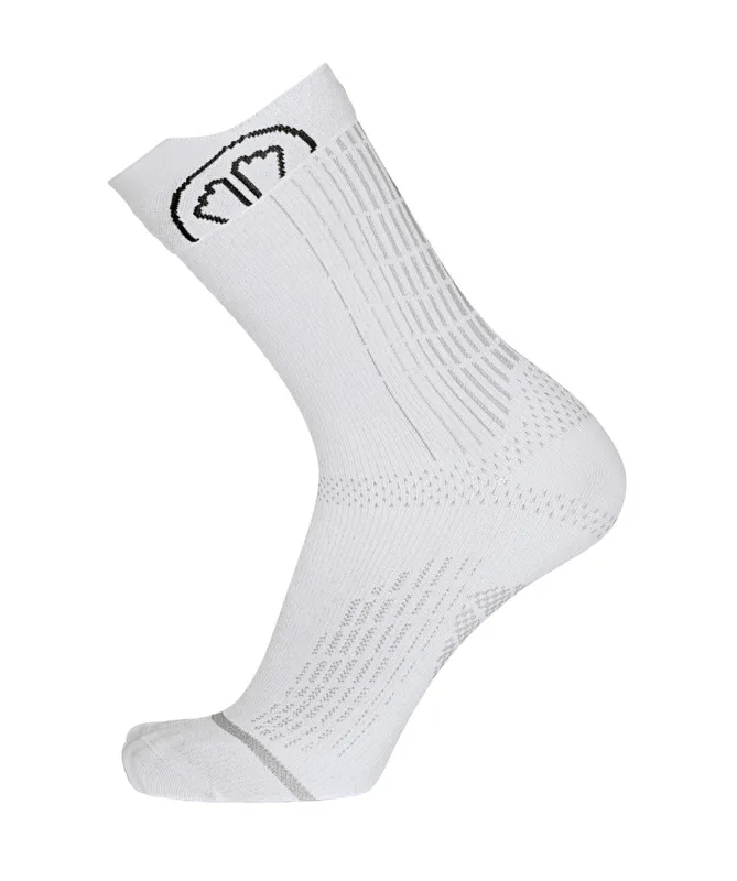 Eine weiße Socke mit einem schwarzen Logo und grauen Streifen.