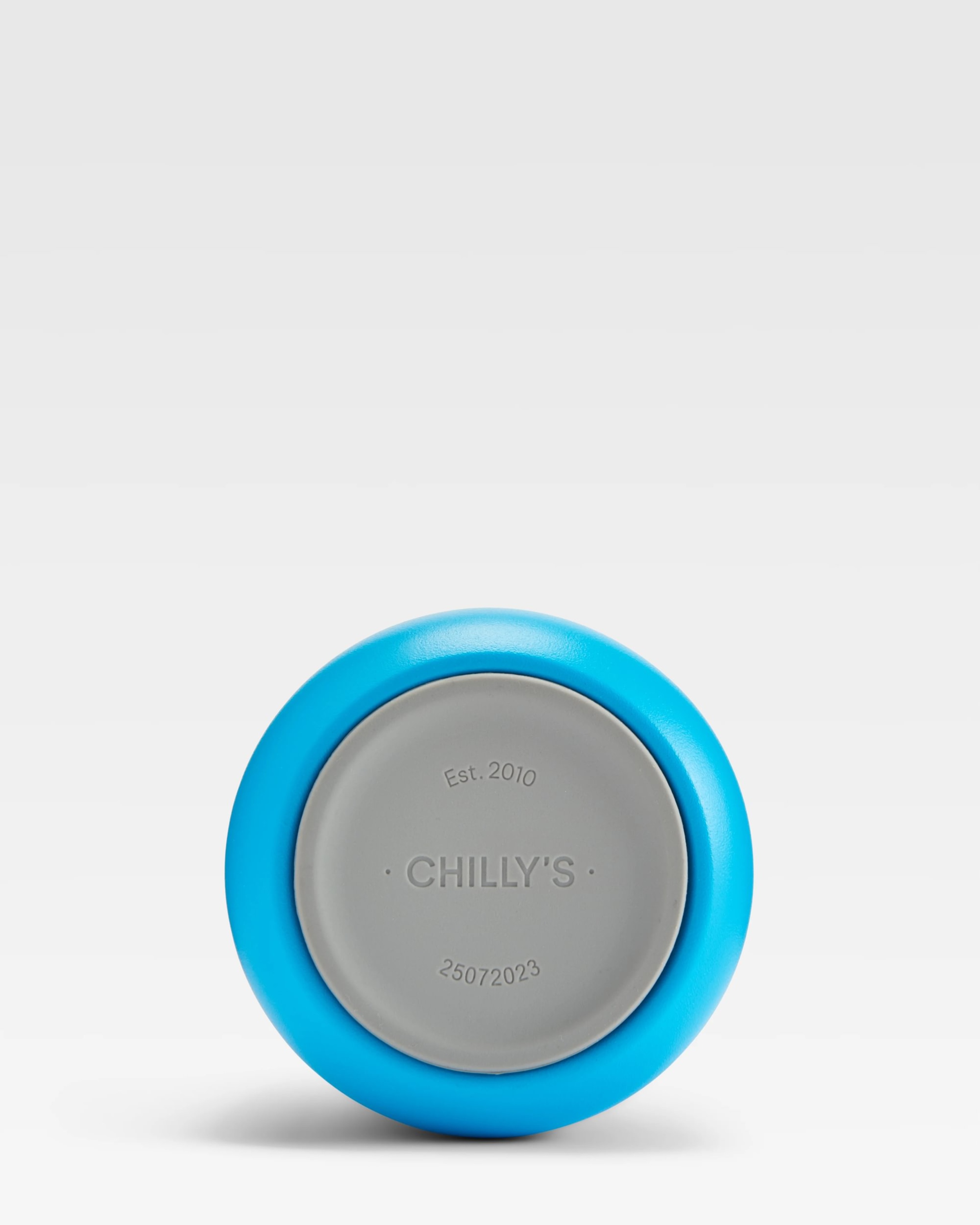 Nahaufnahme der Unterseite einer blauen Chilly's Series 2 Flip Bottle, Logo und Datum sind sichtbar.