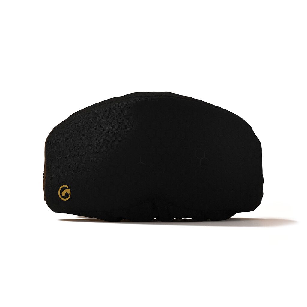 Schwarzer Goggleshell Brillenberzug mit Wabenmuster und goldenem Logo.