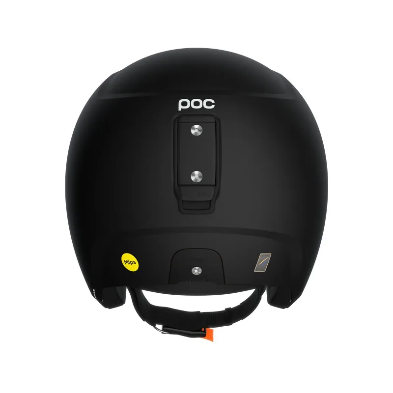 Ansicht von hinten eines mattschwarzen Skihelms mit Kinnriemen und "POC"-Logo. Ein gelber MIPS-Aufkleber ist am unteren Rand des Helms angebracht.
