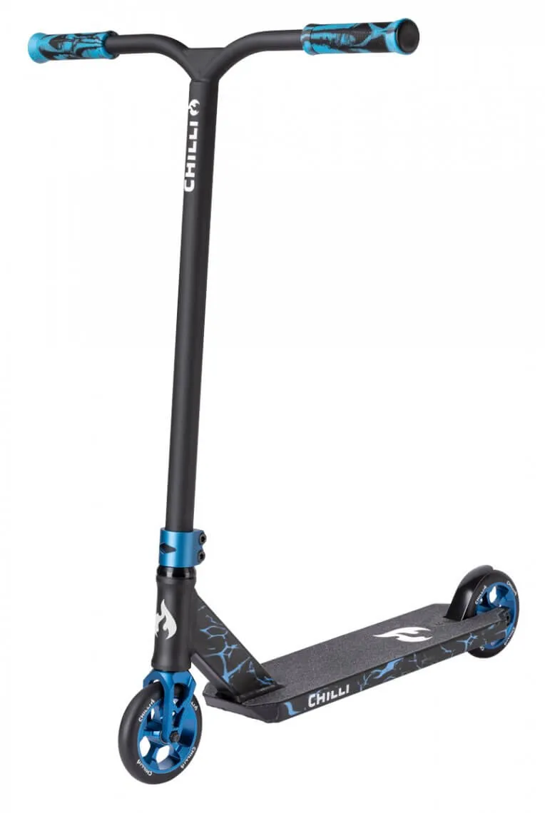 Schwarzer Chilli Pro Scooter Reaper Reloaded mit blauen Akzenten auf Rädern und Griffen. Das Deck hat ein Rissmuster.
