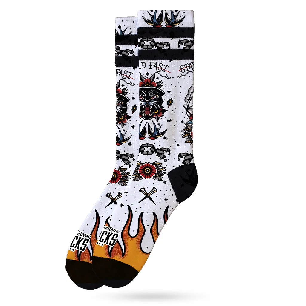 Weisse, gemusterte Socken mit Tätowierungs Motiven und Flammen im Inked Socks Design.