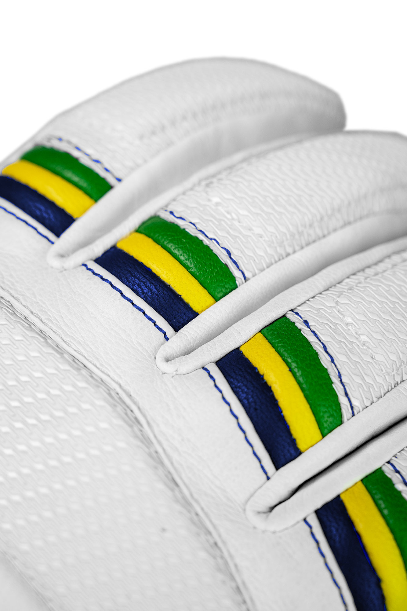 Nahaufnahme eines weißen Handschuhs mit grünen, gelben und blauen Streifen.