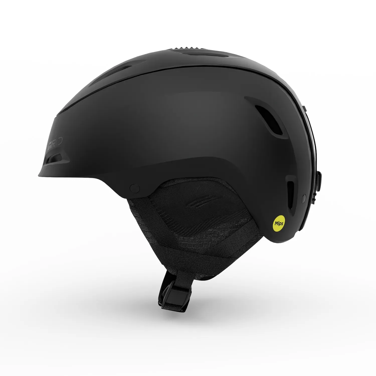 Schwarzer Skihelm mit Ohrenschützern und einem gelben Mips-Aufkleber auf einem weißen Hintergrund.